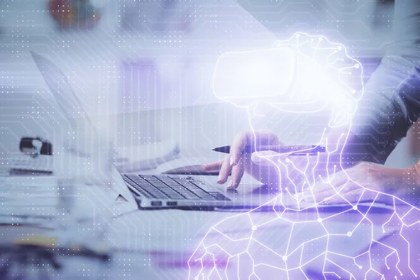 Kadın eli bilgisayarda yazarken çift pozlama ve AR gözlüklü bir adam çizim yapıyor. Eğitim kavramı.