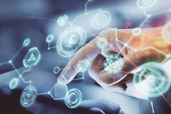 Bir adamın elini tutarken ve telefon ve sosyal ağ teması kullanırken çift pozlama.