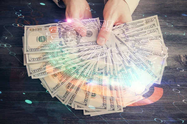 Teknolojiye çoklu maruz kalma hologram, dolar banknotları ve insan eli. Veri kavramı