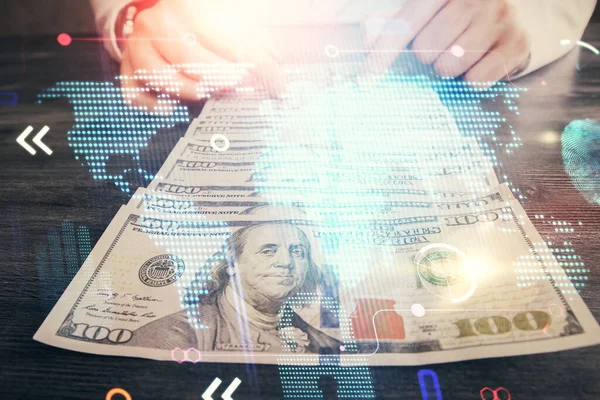 Dünya haritasının iki katına çıkarılması hologram, dolar banknotları ve insan eli..