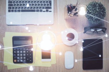 Sosyal ağ temalı çizimlerin telefon üzerinden çifte pozlandırılması. Üst Manzara. Kavram bağlayan insanlar.