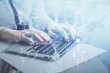 Bilgisayarda yazı yazan ve DNA hologramı çizen bir kadının ellerine iki kez maruz kalmış. Tıp eğitimi kavramı.