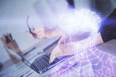 Kadın eli bilgisayarda yazarken çift pozlama ve AR gözlüklü bir adam çizim yapıyor. Eğitim kavramı.