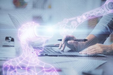 Kadın eli bilgisayarda yazarken çift pozlama ve AR gözlüklü bir adam çizim yapıyor. Eğitim kavramı.