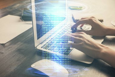 Bilgisayar ve veri temalı hologram çizimlerinde çalışan kadın elleri çift pozlama. Teknoloji kavramı.