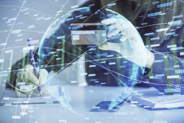 İnternetten alışveriş yapan bir kadının elinde kredi kartı ve finansal tema çizimi var. İş E-ticaret kavramı.