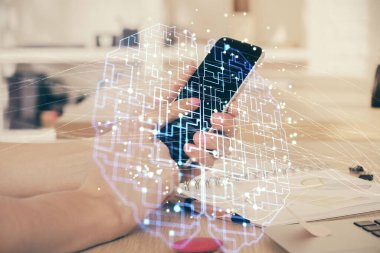 Bir adamın elini tutarken ve dijital bir cihaz ve beyin hologramı çizerken çift pozlama. Veri kavramı.