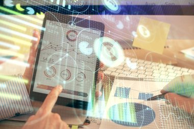 Dijital bir cihaz ve veri temalı çizim kullanan bir adamın el ele tutuşması. Yenilik kavramı.