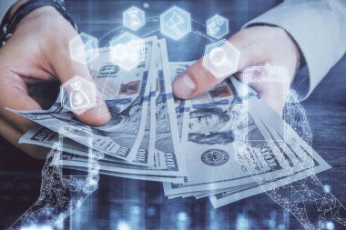 Teknolojinin hologramı, Amerikan dolarları ve insan eli çizimleri. Teknoloji konsepti.