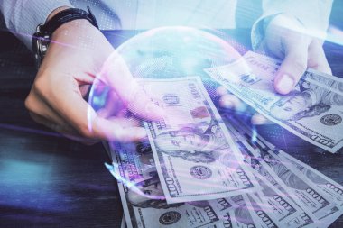 Teknolojinin hologramı, Amerikan dolarları ve insan eli çizimleri. Teknoloji konsepti.