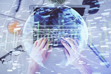 İnsan elinin bilgisayar klavyesi ve iş temalı hologram çiziminin üzerine iki kez yazı yazması. Üst Manzara. Finans piyasası kavramı.