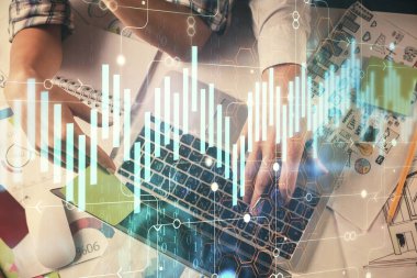 Kadın ve erkeğin birlikte çalışırken çifte pozlama ve hologram çizimi ön plana çıkarma. Finansal analiz konsepti. Bilgisayar arkaplanı. Üst Görünüm.