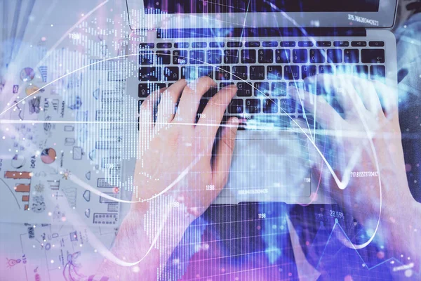 İnsan elinin bilgisayar klavyesi ve iş temalı hologram çiziminin üzerine iki kez yazı yazması. Üst Manzara. Finans piyasası kavramı.