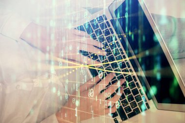 Bilgisayar ve veri temalı hologram çizimlerinde çalışan kadın elleri çift pozlama. Üst Manzara. Teknoloji konsepti.