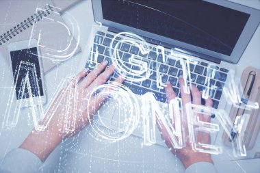 Bilgisayarda çalışan kadın elleri ve engelleme temalı hologram çizimleri. Üst Manzara. Bitcoin kripto para birimi kavramı.