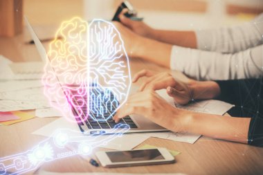 Bilgisayar ve beyin hologramı çizimleri üzerinde çalışan çok sayıda kadın eli var. Ai kavramı.