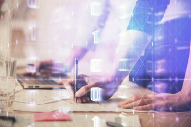 Bilgisayar ve veri temalı hologram çizimlerinde çalışan kadın elleri çift pozlama. Teknoloji kavramı.