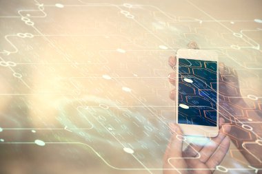 Teknolojiye çifte maruz kalma, hologram ve cep telefonu kullanan bir kadın..