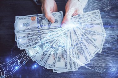 Teknolojinin hologramı, Amerikan dolarları ve insan eli çizimleri. Teknoloji konsepti.