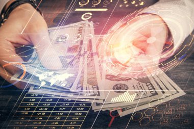 Teknolojiye çoklu maruz kalma hologram, dolar banknotları ve insan eli. Veri kavramı
