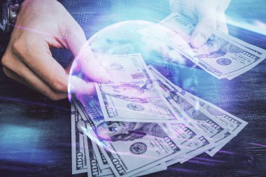 Teknolojinin hologramı, Amerikan dolarları ve insan eli çizimleri. Teknoloji konsepti.
