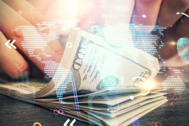 Dünya haritasının iki katına çıkarılması hologram, dolar banknotları ve insan eli..