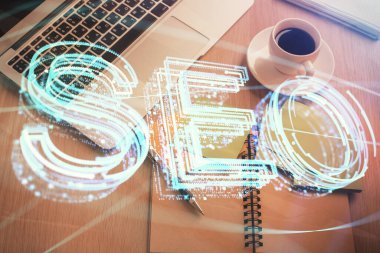 SEO 'nun çalışma masası arkaplanını bilgisayarla çizerken çift pozlama. Arama kavramı. Üst görünüm.