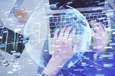 İnsan elinin bilgisayar klavyesi ve iş temalı hologram çiziminin üzerine iki kez yazı yazması. Üst Manzara. Finans piyasası kavramı.