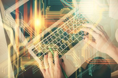 Bilgisayar ve dünya haritası çizimleri üzerinde çalışan kadın elleri çift pozlama. Üst Manzara. Uluslararası iş kavramı.