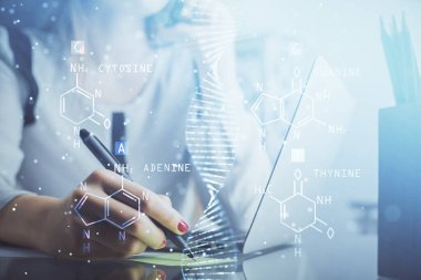 Bilgisayarda yazı yazan ve DNA hologramı çizen bir kadının ellerine iki kez maruz kalmış. Tıp eğitimi kavramı.