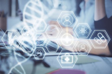 Bilgisayarda yazı yazan ve DNA hologramı çizen bir kadının ellerine iki kez maruz kalmış. Tıp eğitimi kavramı.