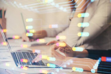 Bilgisayar ve veri temalı hologram çizimlerinde çalışan kadın elleri çift pozlama. Teknoloji kavramı.