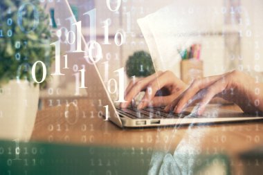 Bilgisayar ve veri temalı hologram çizimlerinde çalışan kadın elleri çift pozlama. Teknoloji kavramı.