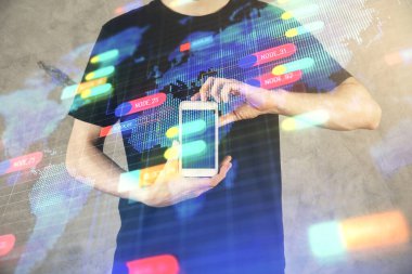 Bir adamın elini tutarken ve dijital bir cihaz ve veri temalı hologram çizimi kullanırken çift pozlama. Teknoloji konsepti.