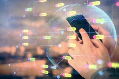 Bir adamın elini tutarken ve dijital bir cihaz ve veri temalı hologram çizimi kullanırken çift pozlama. Teknoloji konsepti.