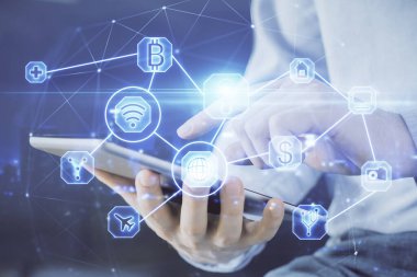 Bir adamın elini tutarken ve telefon ve sosyal ağ teması kullanırken çift pozlama.