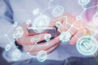 Bir adamın elini tutarken ve telefon ve sosyal ağ teması kullanırken çift pozlama.