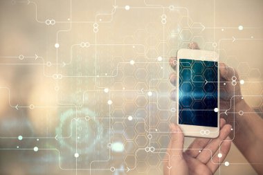 Teknolojiye çifte maruz kalma, hologram ve cep telefonu kullanan bir kadın..