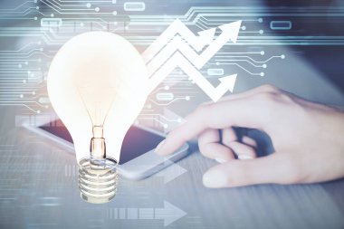 Ampul hologramına çift pozlama ve mobil cihaz kullanan bir kadın. Fikir kavramı.