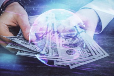 Teknolojinin hologramı, Amerikan dolarları ve insan eli çizimleri. Teknoloji konsepti.
