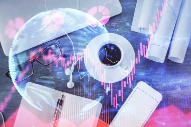 Masaüstü arkaplanındaki bilgisayarın üzerinde iş temalı hologram çizimleri. Üst Manzara. Çoklu maruz kalma. Uluslararası bağlantılar kavramı.