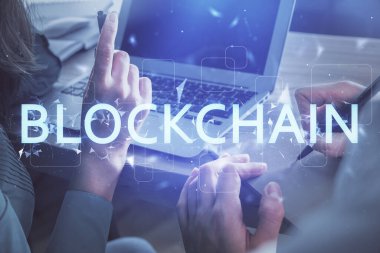 Kadın ve erkeğin birlikte çalıştığı ve şifreli temalı hologramı finanse ettiği çifte pozlama. Zincir işi konsepti. Bilgisayar arkaplanı.