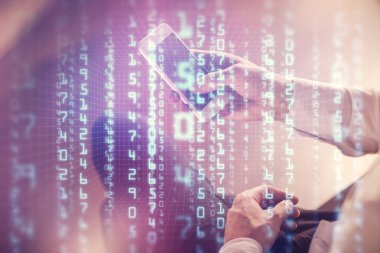 Bir adamın elini tutarken ve dijital bir cihaz ve veri temalı çizim kullanırken çift pozlama. Teknoloji konsepti.