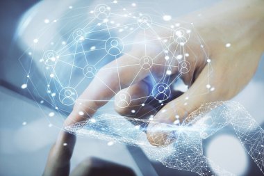 Bir adamın elini tutarken ve telefon ve sosyal ağ teması kullanırken çift pozlama.