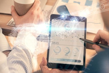 Bir adamın elini tutarken ve dijital bir cihaz ve beyin hologramı çizerken çift pozlama. Veri kavramı.