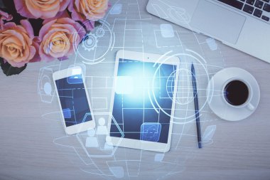 Sosyal ağ temalı çizimlerin telefon üzerinden çifte pozlandırılması. Üst Manzara. Kavram bağlayan insanlar.