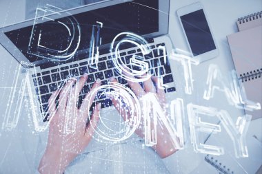 Bilgisayarda çalışan kadın elleri ve engelleme temalı hologram çizimleri. Üst Manzara. Bitcoin kripto para birimi kavramı.