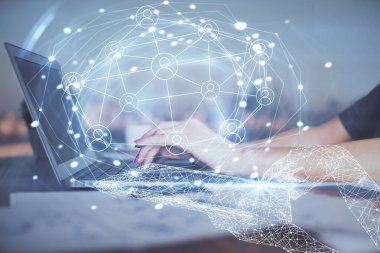 Kadın elinin bilgisayar ve sosyal ağ temalı hologram çizimlerinde çifte pozlama. Halk medyası kavramı.