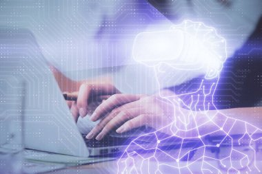 Kadın eli bilgisayarda yazarken çift pozlama ve AR gözlüklü bir adam çizim yapıyor. Eğitim kavramı.