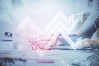 Bilgisayarda yazı yazan ve ok çizen kadınların ellerine iki kez maruz kalmışlar. Başarı konsepti.